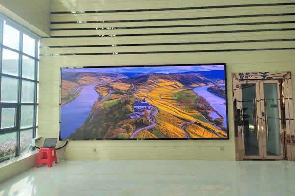會(huì)議室LED顯示屏用P1.53的好，還是P1.86的好？